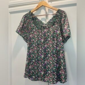 Pleione Floral Green Short Sleeve Top with gathering design.